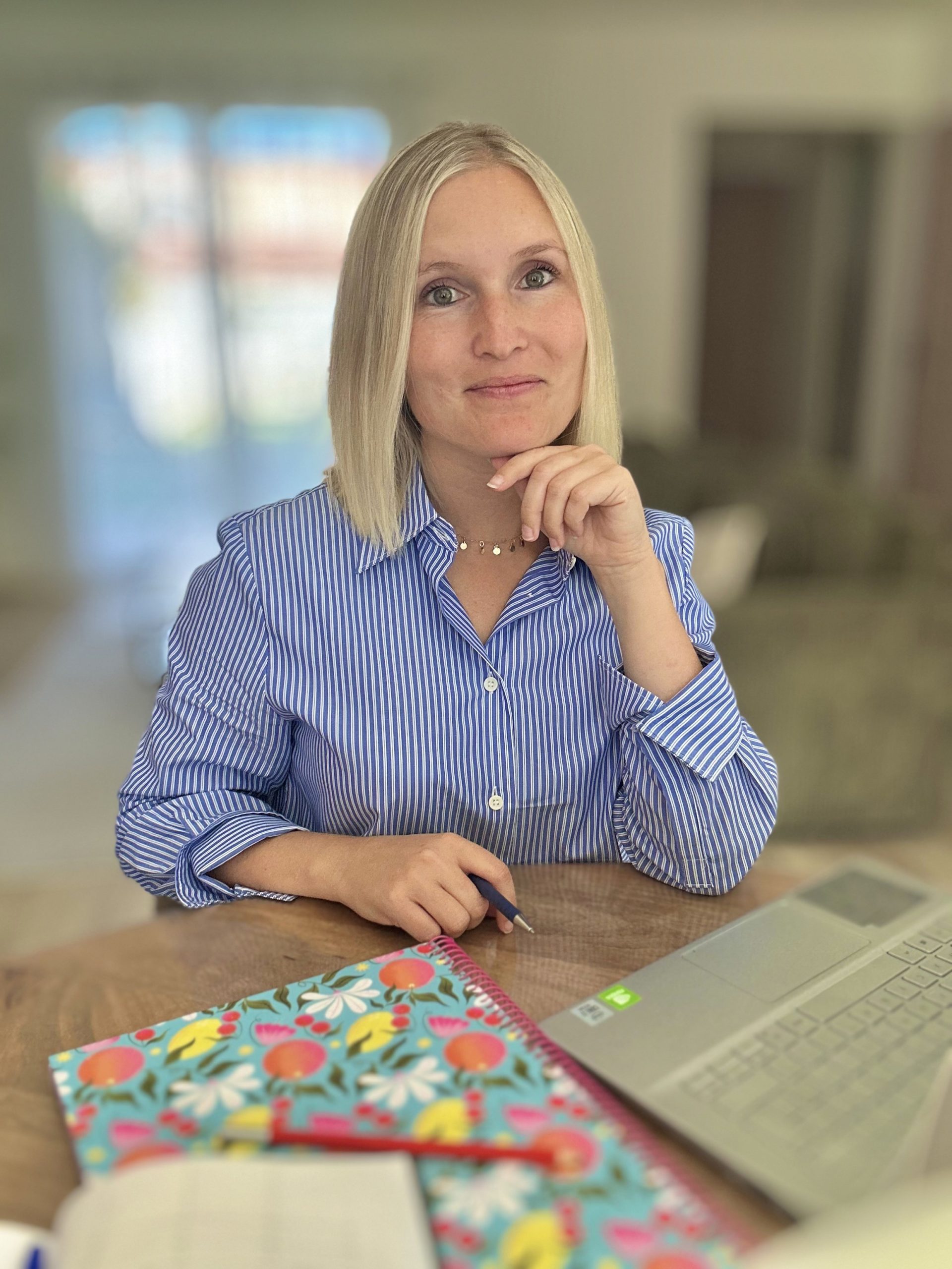 Marie Mulot portrait avec ordinateur et cahier.
